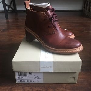 SOLD Clarks original trace glow booties